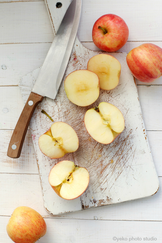 Crock Pot Applesauce Recipe! Apples in the slow cooker make the most delicious applesauce. Easy, warm, and cinnamony!