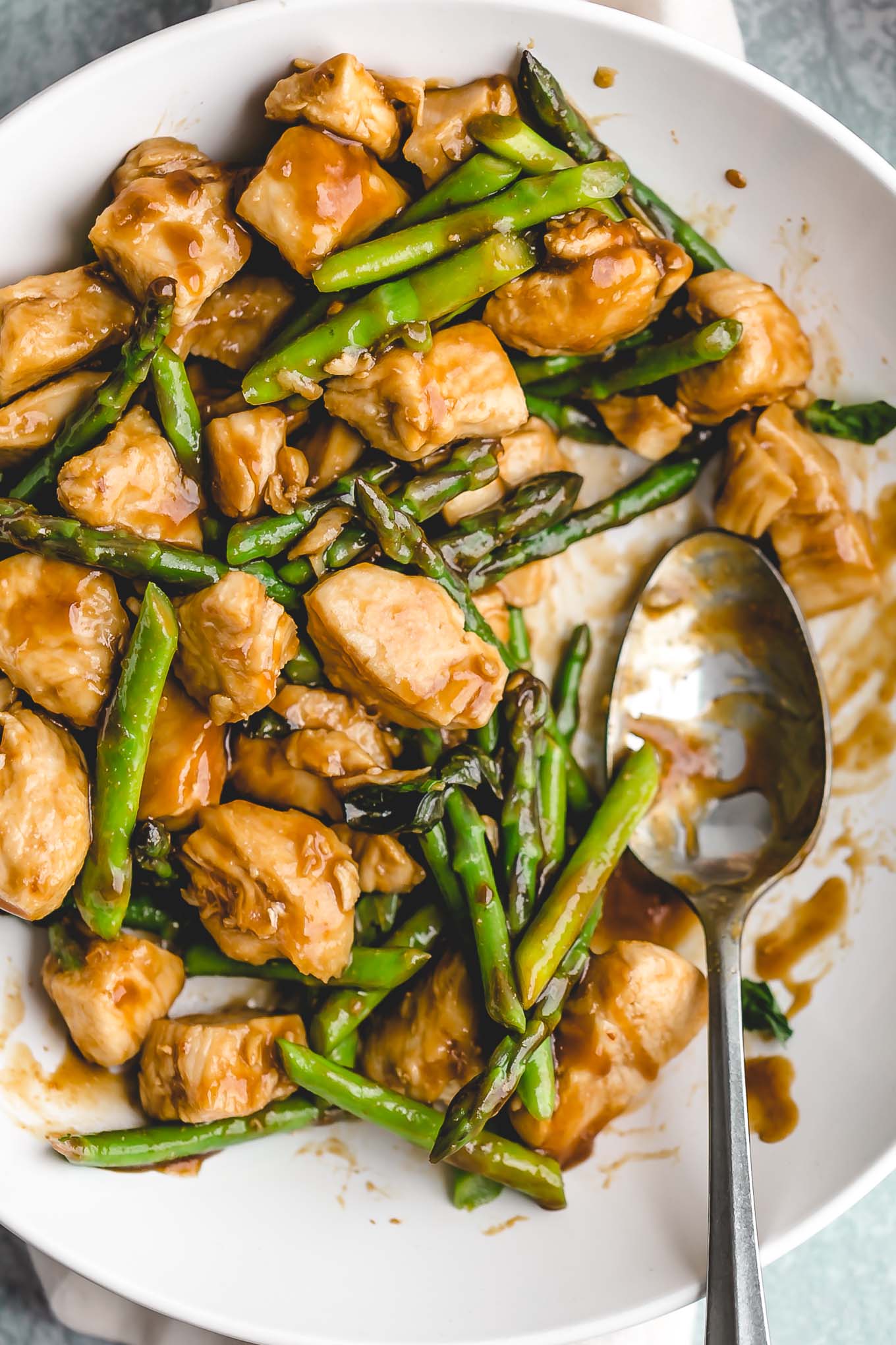 Spicy Basil Chicken Stir Fry (287 calories) - a fragrant and fresh Asian stir fry recipe that's ready in 20 minutes!