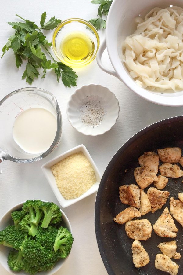 Healthy Chicken Broccoli Fettuccine Alfredo - Chicken, broccoli, and fettuccine with a deliciously creamy and light alfredo sauce recipe (377 calories)! Everyone loves this classic comfort food makeover!