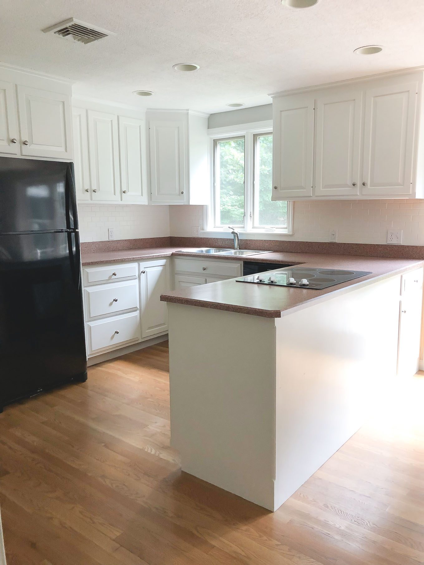 painting kitchen cabinets white
