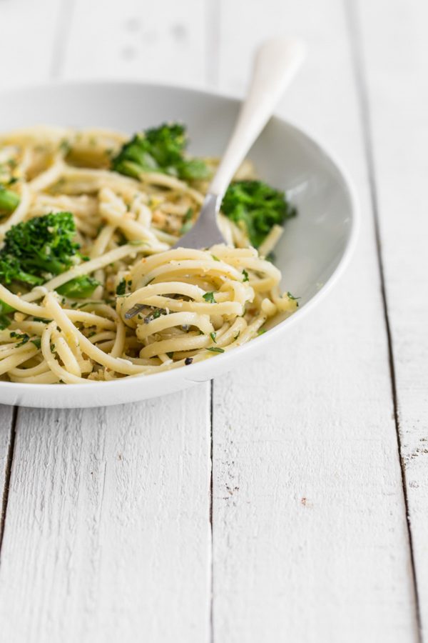 Linguine with Broccoli and Crispy Breadcrumbs - this recipe is quick and easy and made entirely of pantry staples! It takes all of 15 minutes to whip up and the crispy lemon parsley bread crumbs make the pasta so deliciously different than your average spaghetti! 400 calories per serving