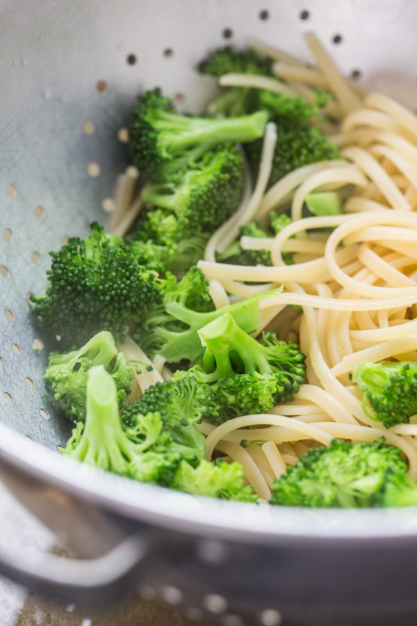 Linguine with Broccoli and Crispy Breadcrumbs - this recipe is quick and easy and made entirely of pantry staples! It takes all of 15 minutes to whip up and the crispy lemon parsley bread crumbs make the pasta so deliciously different than your average spaghetti! 400 calories per serving