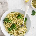 Linguine with Broccoli and Crispy Breadcrumbs - this recipe is quick and easy and made entirely of pantry staples! It takes all of 15 minutes to whip up and the crispy lemon parsley bread crumbs make the pasta so deliciously different than your average spaghetti! 400 calories per serving