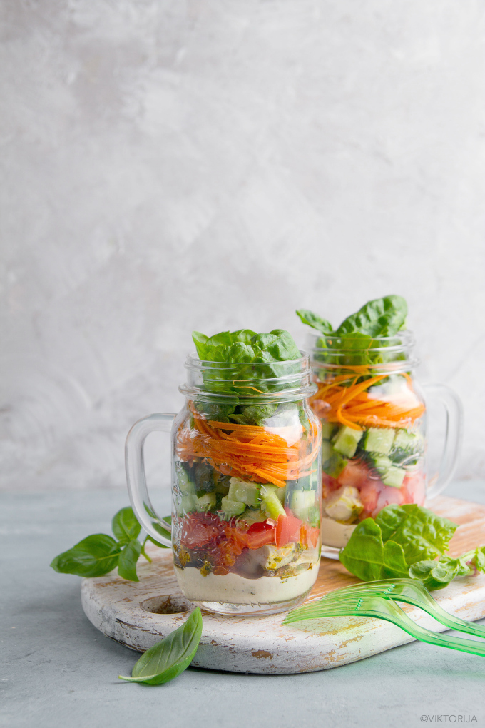 mason jar salads - photo by viktorija