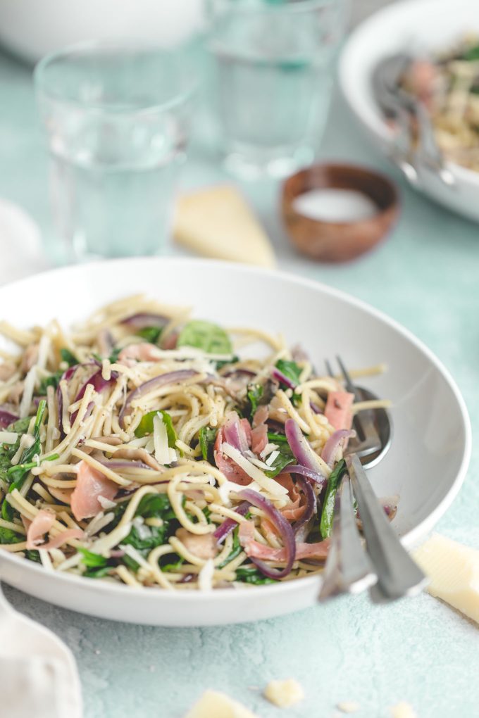 Spaghetti with Garlic, Mushrooms and Prosciutto