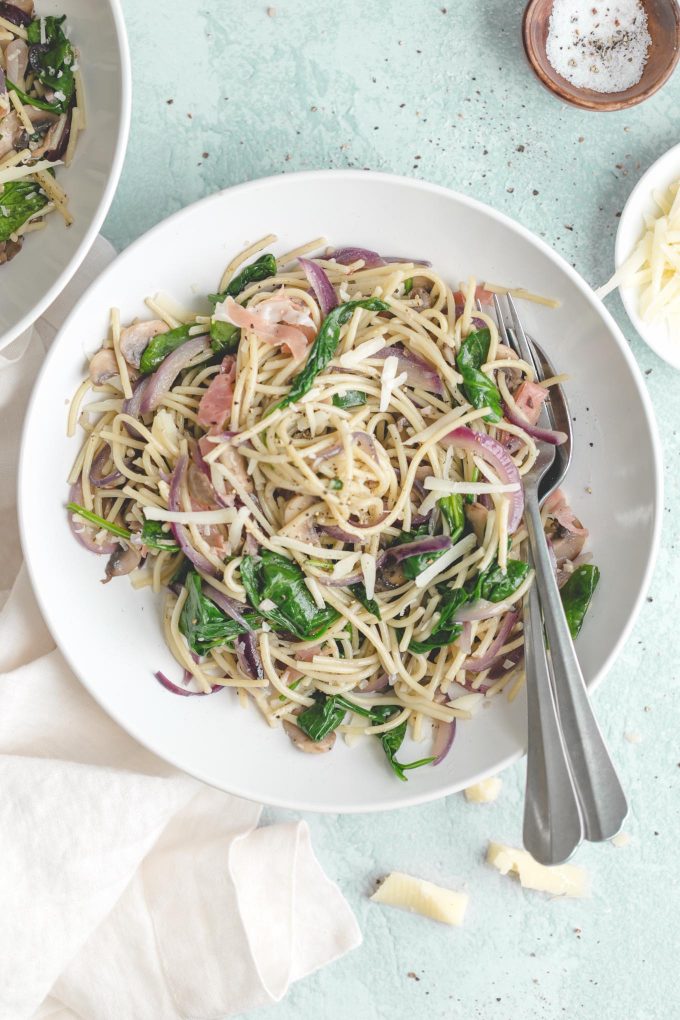 Spaghetti with Garlic, Mushrooms and Prosciutto