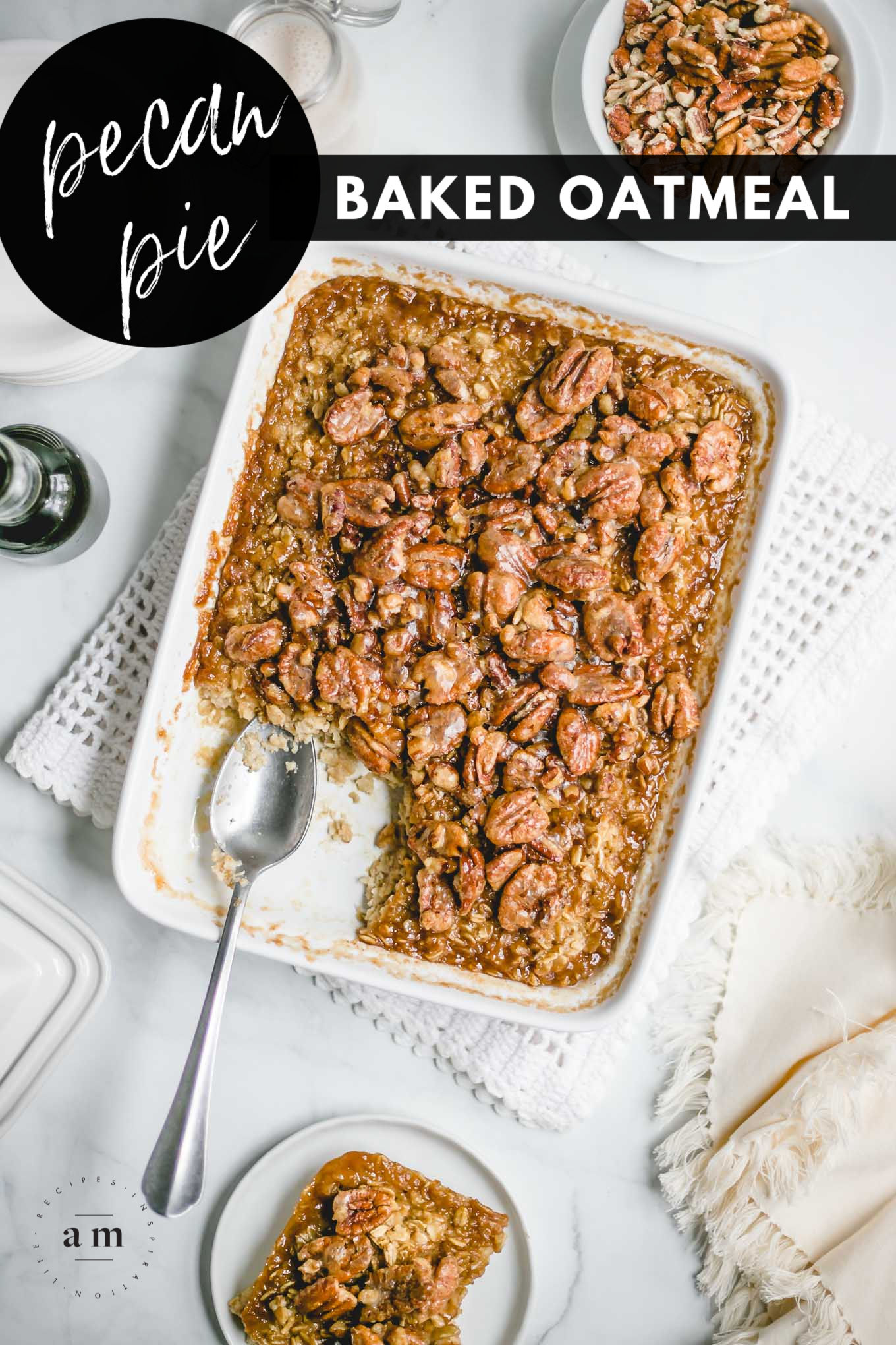 Pecan Pie Baked Oatmeal (250 cals or 8 #wwpoints) - This hearty and healthy baked oatmeal recipe is topped with an irresistible ooey-gooey pecan pie topping, making it the perfect holiday breakfast recipe to make for overnight guests or bring to brunch!
