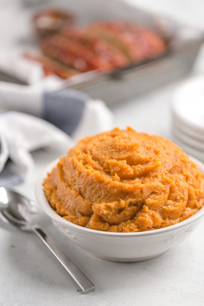 Perfect Mashed Sweet Potatoes Recipe! Add a little cinnamon, ginger, and nutmeg, and prepare to have the best side dish! The recipe can easily be made vegan with coconut oil and unsweetened almond milk. 152 calories per serving! #sidedish #sides #healthy