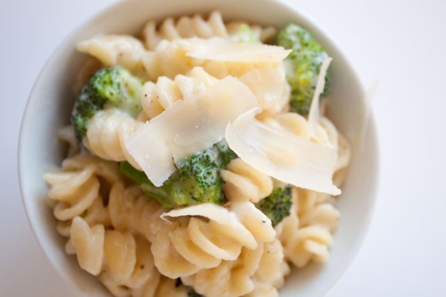 10 Minute Lighter Alfredo Sauce Recipe